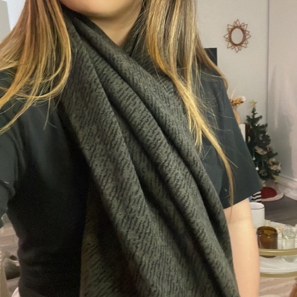 Lululemon scarf - Picture 3 of 5